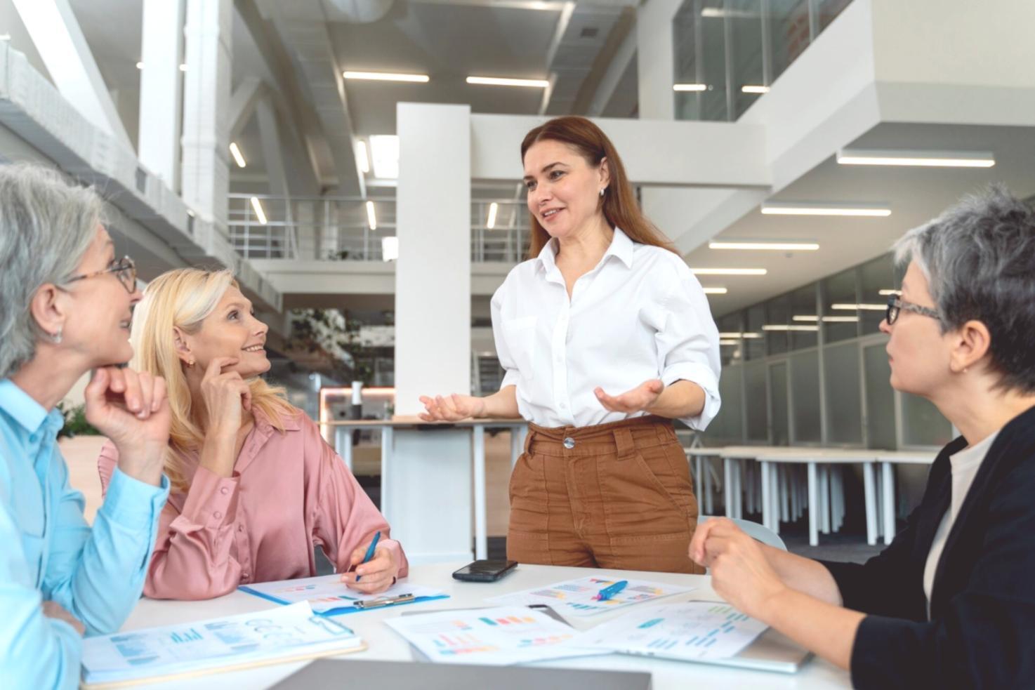 Sesión de análisis financiero con documentos y gráficos ordenados sobre mesa de trabajo